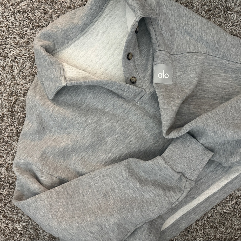 ALO Yoga Gray cropped sweater, crew neck and shorts